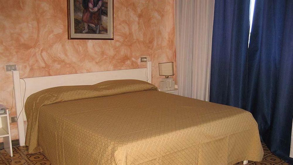 Hotel Mediterraneo ロッチェッラ・イオーニカ エクステリア 写真